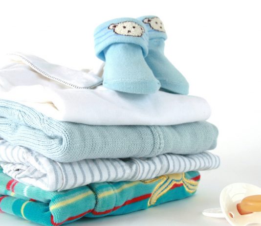 Kleidung für Babys Erstausstattung